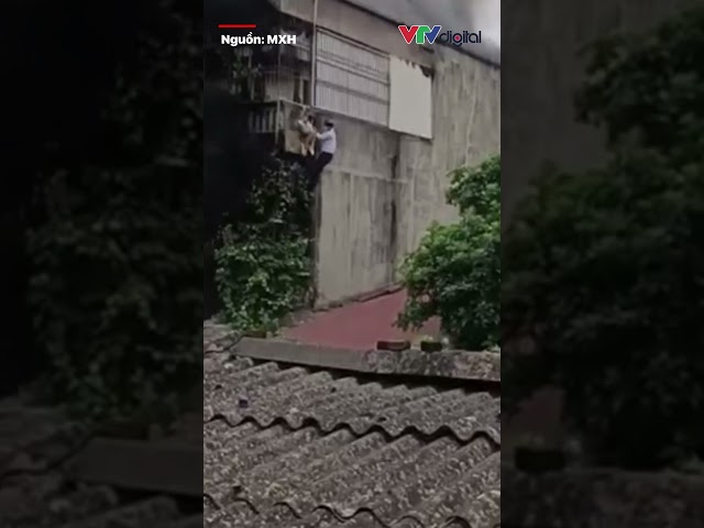 Người đàn ông trèo lên khung sắt giải cứu nạn nhân vụ cháy nhà trọ ở Phú Lương, Hà Nội | VTV24