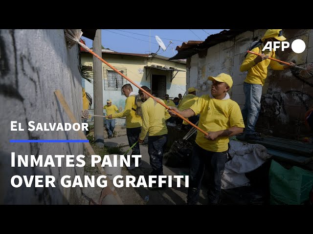 El Salvador inmates paint over gang's territorial graffiti | AFP