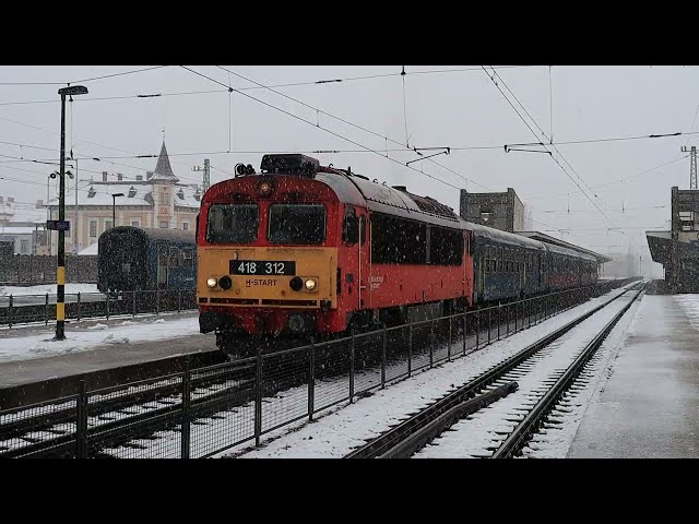 Local train with MÁV 418 diesel loco departing at Győr