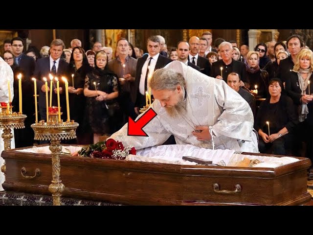 Priest blesses deceased young girl - when he notices something weird, he yells: "Call the police!"