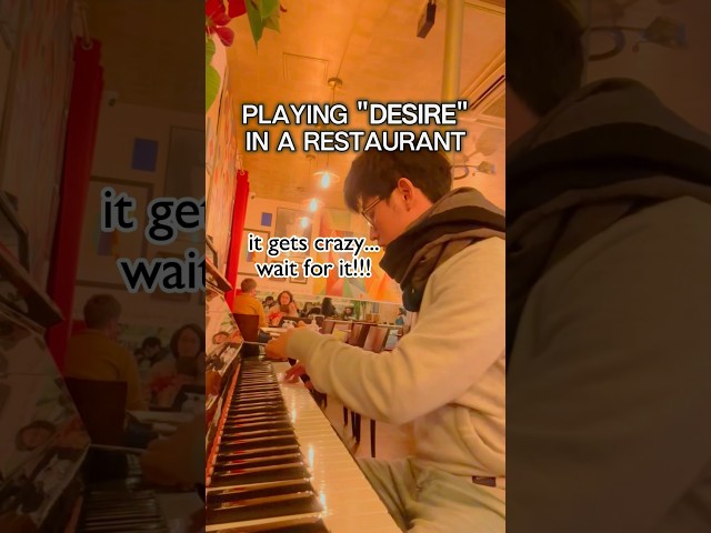 playing “DESIRE” in a restaurant..🍴🍝🎹 #piano #paris #music #public #reaction #cover #live #europe