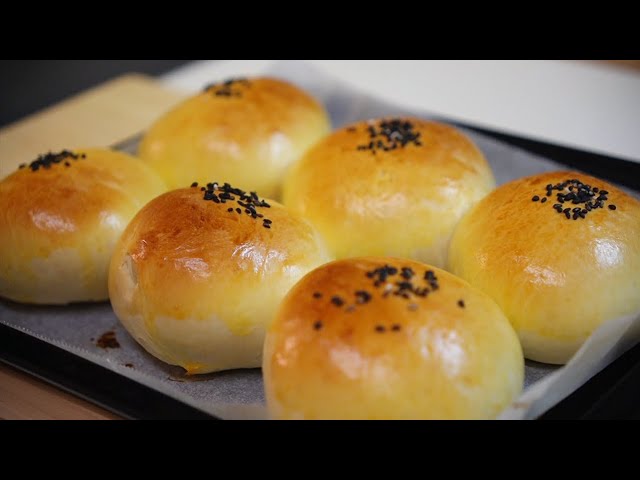 Japanese sweet red bean bun(Anpan) ขนมปังใส้ถั่วแดงญี่ปุ่น