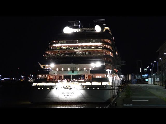 4K Seabourn Ovation Schöne Impression bei Nacht am Altona Cruise Center in Hamburg 28.05.2024