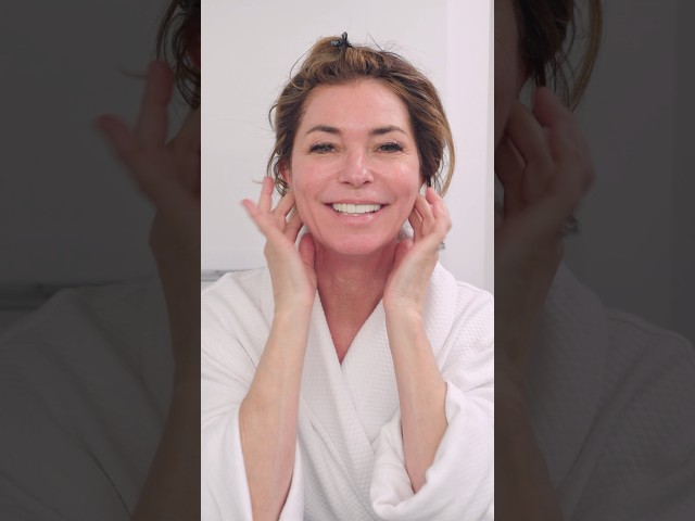Who else is in awe of #ShaniaTwain's natural glow? #GoToBedWithMe