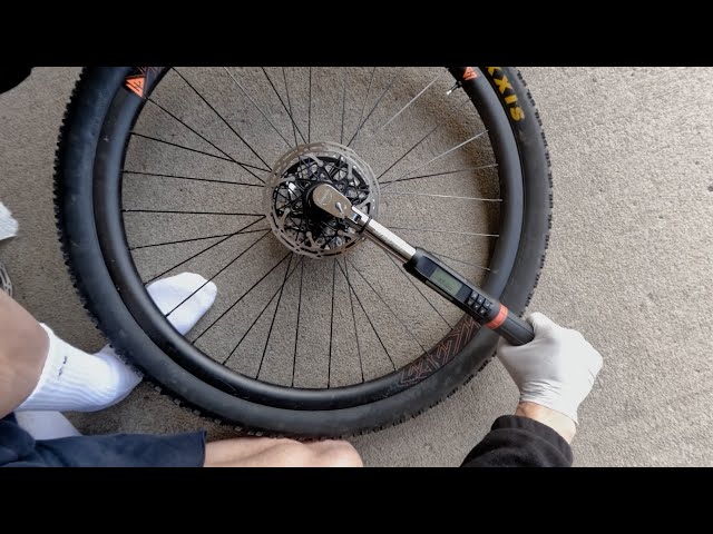 Quick Centerlock brake rotor install guide for beginners with  tip on using torque wrenches properly