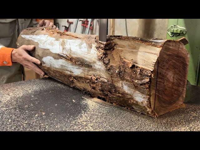 Carefully Make a Wide and Sturdy Dining Table Directly Use Tree Trunk