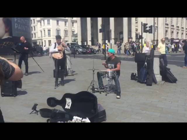 Chad Smith busking in London