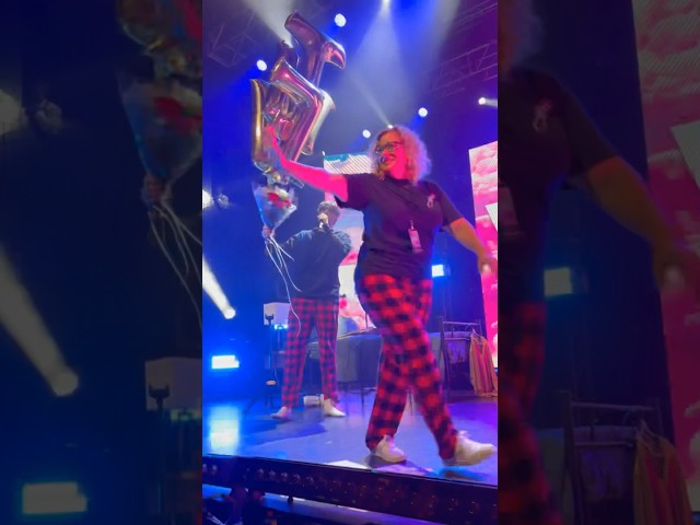 JVKE brings his mom on stage to perform ‘upside down’ #jvke #upsidedown