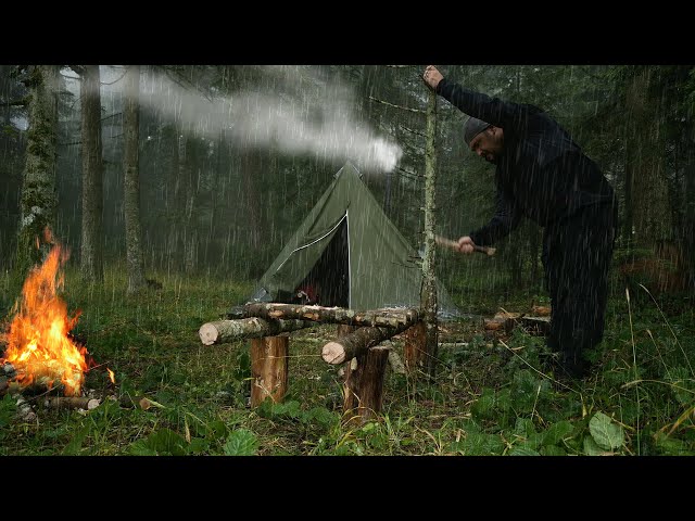 Ağaç Kamp Yatağı Yapımı Yağmur ve Sis Altında Zorlu Kamp | Hot Tent Bushcraft Camping