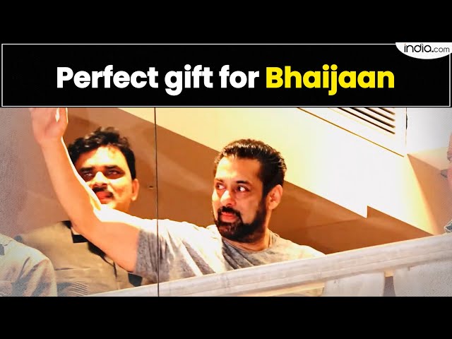Salman Khan Birthday: Bhaijaan Greets fans outside his iconic Galaxy apartment | Bollywood News