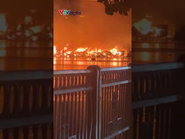 Cháy lớn tại dãy nhà ven kênh Tàu Hủ ở TP. Hồ Chí Minh tối 1/4 | VTV24