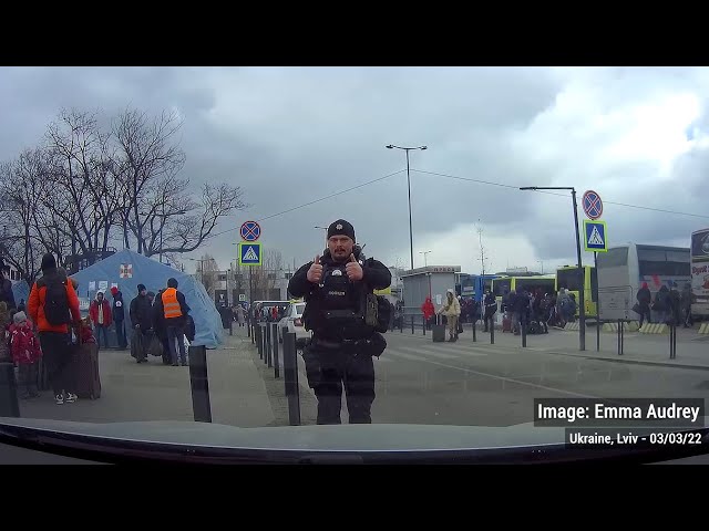 Dashcam - un policier m'aide à garer ma voiture à Lviv en Ukraine / 09/03/2022