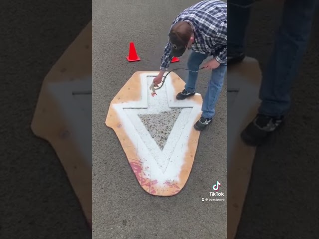 PAINTER REPAINTS AN ARROW IN A PARKING LOT (that's how they do it!)