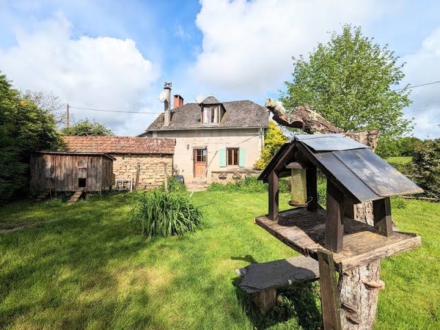 Idyllic two-bedroom country cottage with paddock, nestled in the picturesque countryside.