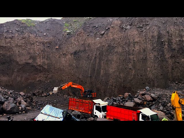 Dangerous Sand Mining in Under Extreme Cliffs using an Excavator, Daily Mining Movie