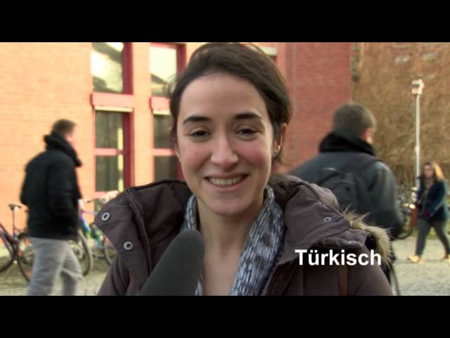 Studierende der Universität Bayreuth wünschen „Frohe Weihnachten" in verschiedenen Sprachen