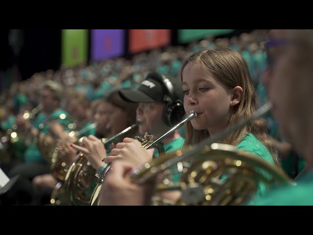 Side by Side – behind the scenes of one of the world’s largest music camps