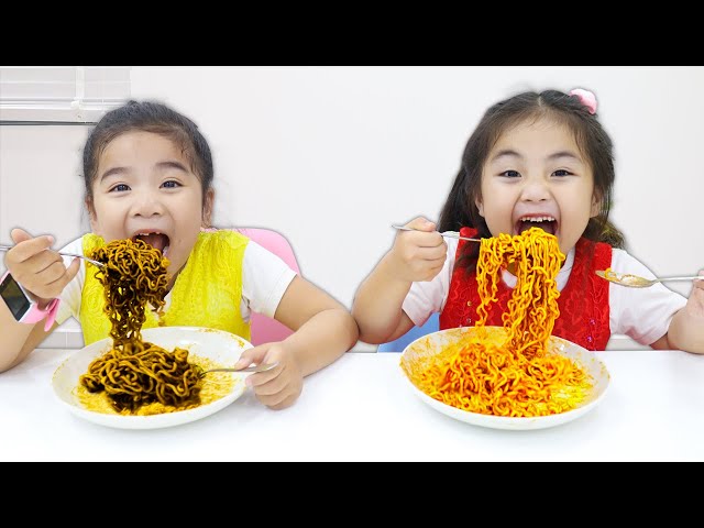 Suri and Annie Pretend Play Making Chocolate and Ketchup Black Noodles with Cooking Toys