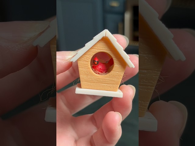 making a mini birdhouse 🏡 #miniverse #miniatures #miniverselifestyle