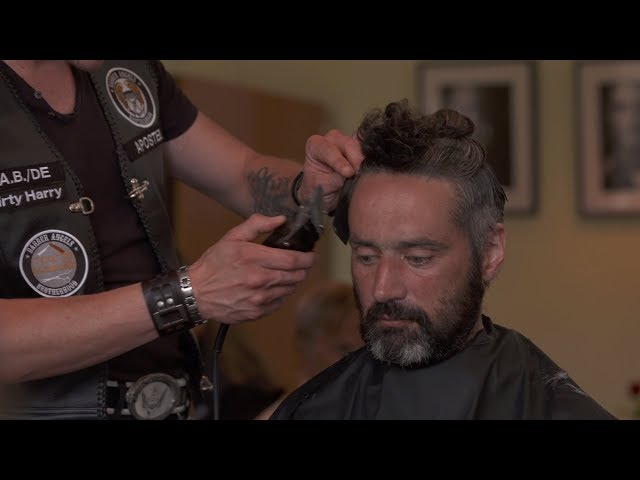 Frisuren für ein neues Ich – wie die „Barber Angels“ Obdachlosen helfen (Doku)