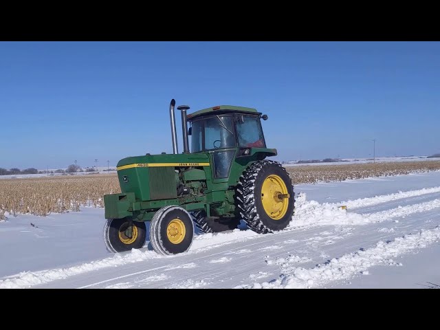 John Deere 4630 Clearing Snow - Straight piped