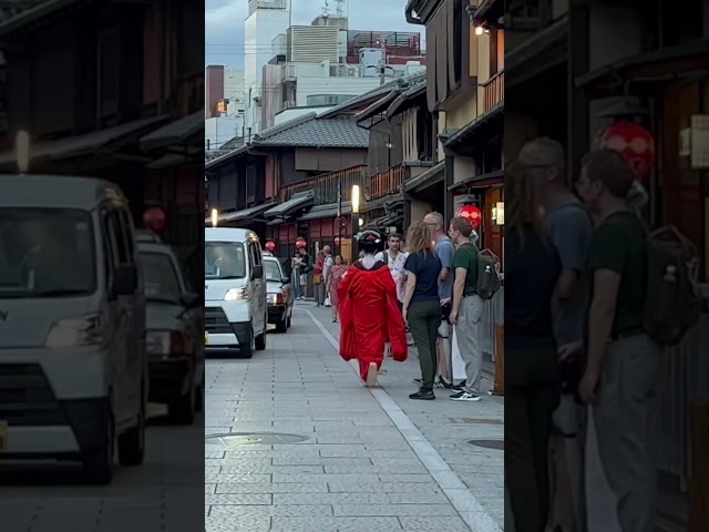 紅い雨コートがステキな舞妓さん #京都 #舞妓