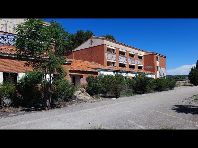I explore HUGE ABANDONED MILITARY BARRACKS of the ARMY | Abandoned places