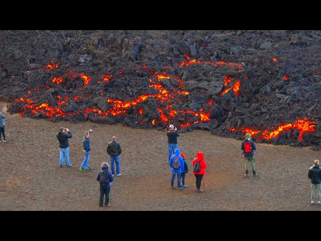 LAVA IS CLAIMING NEW GROUND!!! - Iceland Volcano Eruption - Geldingadalur - May 25, 2021