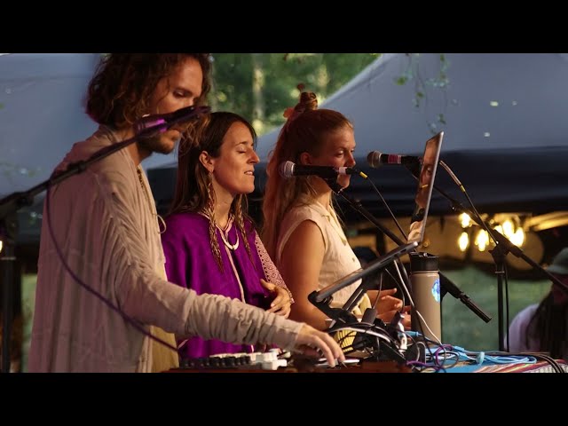 Ayla Schafer, Fia, Mose - Oso Blanco (Live at Medicine Festival)