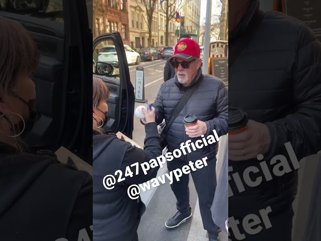 Billy Joel out and about in NYC stopped to sign autographs before jumping in his car #billyjoel