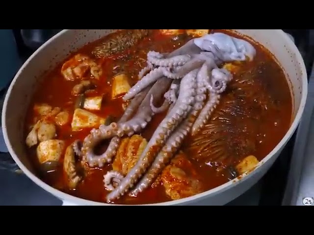 ASMR Black bean Noodles, Spicy Seafood, Spicy Enoki Mushrooms,And octopus 🐙 Mukbang