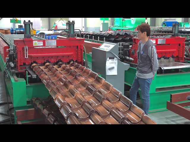 철판 기와 지붕을 만드는 과정. 한국의 칼라강판 대량생산 공장