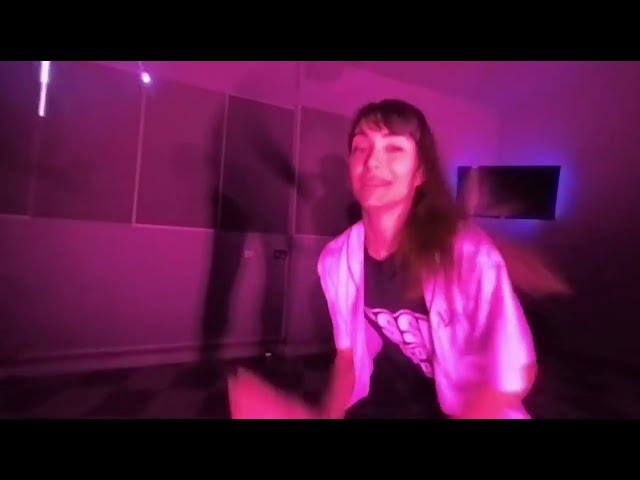ویدیو رقص سه بعدی VR180 | دختر در حال تفریح ​​در استودیو رقص | رقص پاپ هیپ هاپ | 4K UHD