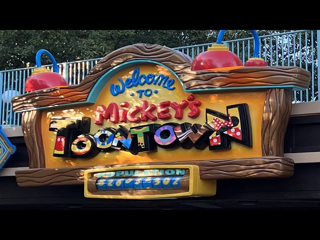 Mickey's Toontown - Walking Tour - 360 VR - 4K