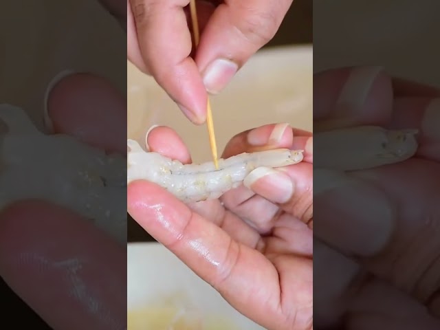 how to clean prawns | tricks and tips to clean prawns | #prawns #seafood #shorts #youtubeshorts 🍤
