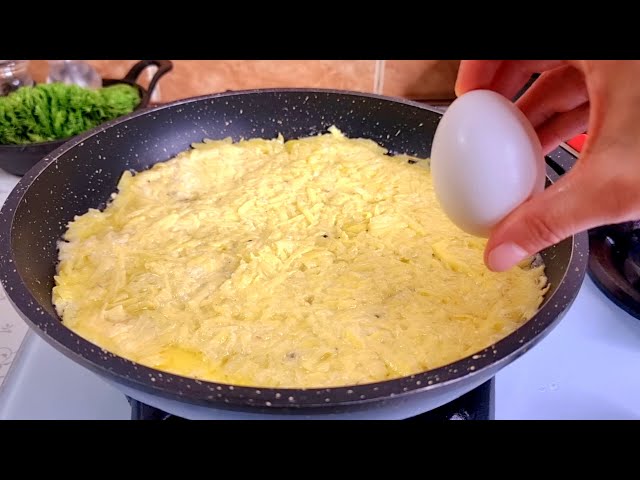 Reiben Sie die Kartoffeln und fügen Sie 1 Eier hinzu! Leckeres und einfaches Rezept!
