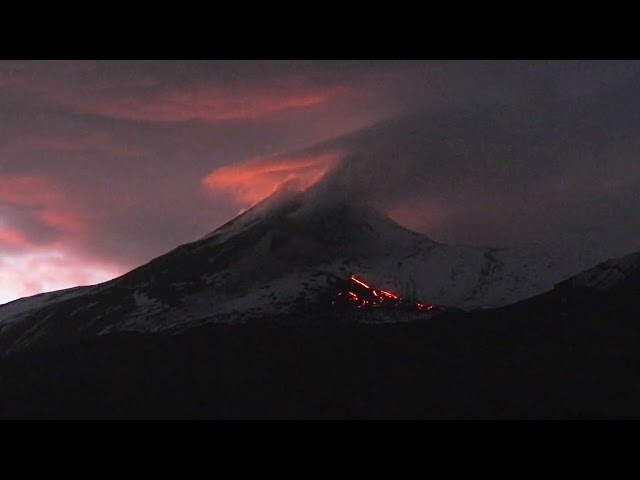Colata lavica sull'Etna, 16 dicembre 2022 - Lava flow on Etna, 16 December 2022