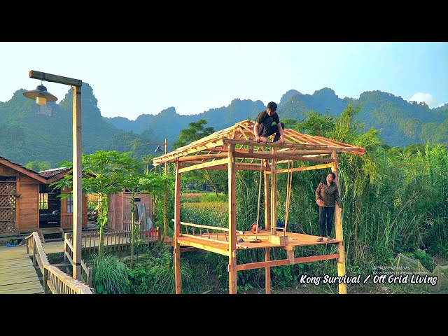 The construction process of the new wooden hut entered the third day.Roof, frame, bridge are forming