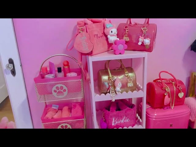 🎀👜🍭🍬🎀What's in  my bag Pt. 2  Things that are pink, Jelly bags and Hello Kitty items🎀👜🍭🍬🎀
