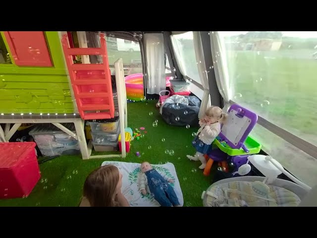360 VR - Kids Enjoying the Bubble Machine