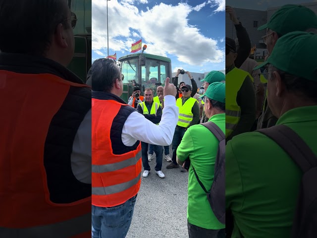 Agricultores en protesta en San Isidro, en Alicante, debaten si cortan la autovía