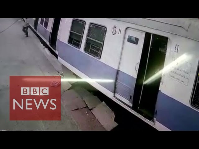 India: Passengers leap from derailed train in Mumbai - BBC News