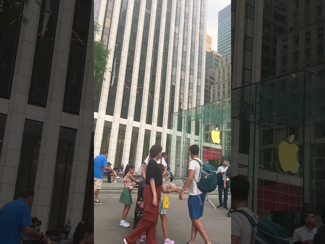 The Iconic Apple Store on 5th Ave!🍏