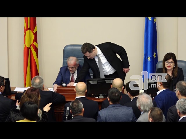 Груевски го удри Талат во Собранието