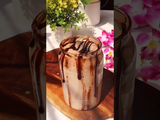 Chocolate Milkshake #shorts #chocolatemilkshake #milkshake #chocolate #shortsviral #shortsvideo