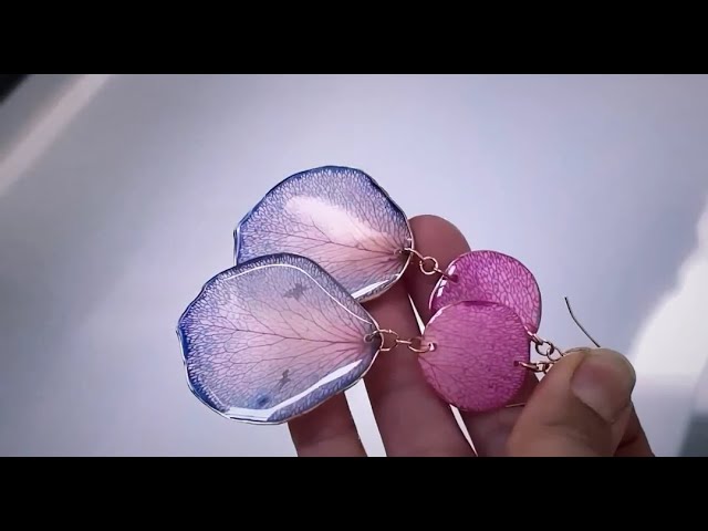 Unsurpassed ideas of earrings using flowers and filling with epoxy resin.#Diy #crafts #greatideas