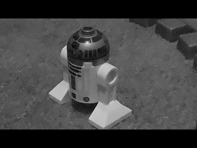 Jar jar  talks to R2-D2 ￼