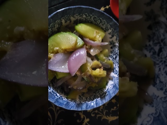Mamas Stimme! Gebratene Garnelen mit Zucchini und lila Zwiebeln~~~~!