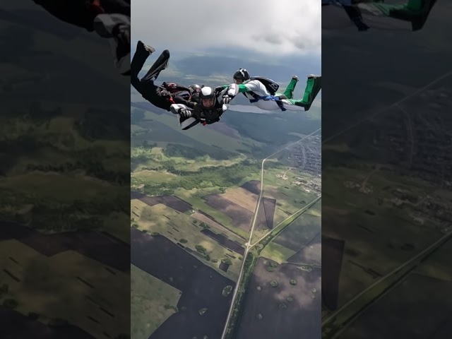 Второй номер тренируется возить консервы. Парашютисты #skydiving #skydive #fpv #flying