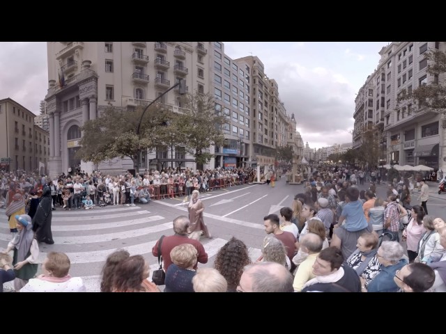 360 video: Plaza Ayuntamiento Parade - Dancing Women, Valencia, Spain